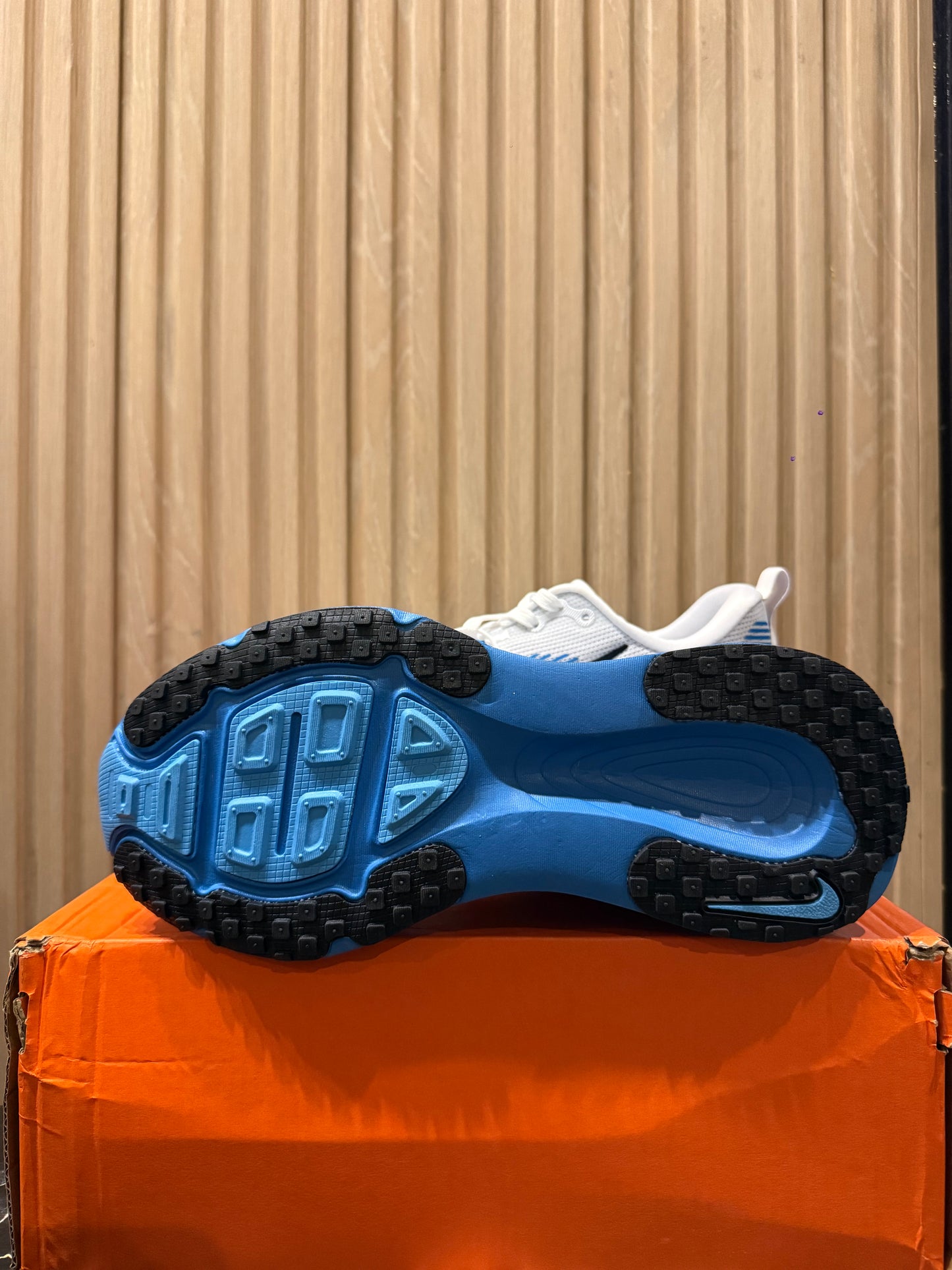 NIKE Vomero 18