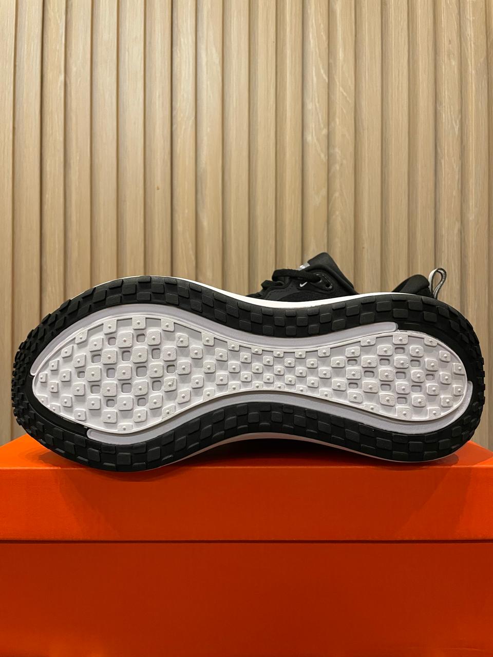 NIKE VOMERO Plus