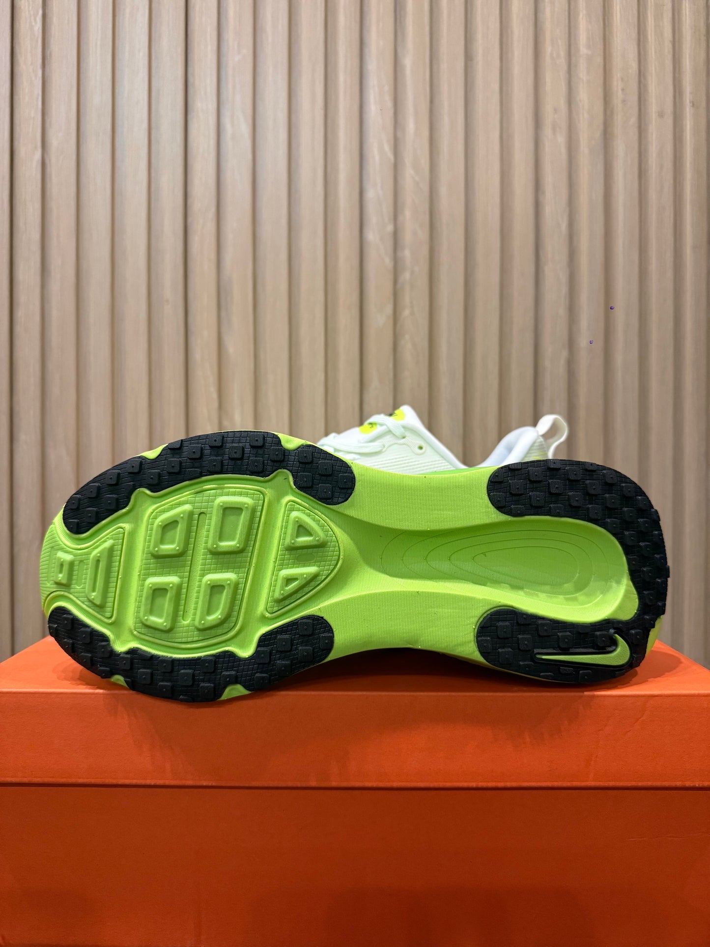 NIKE VOMERO 18