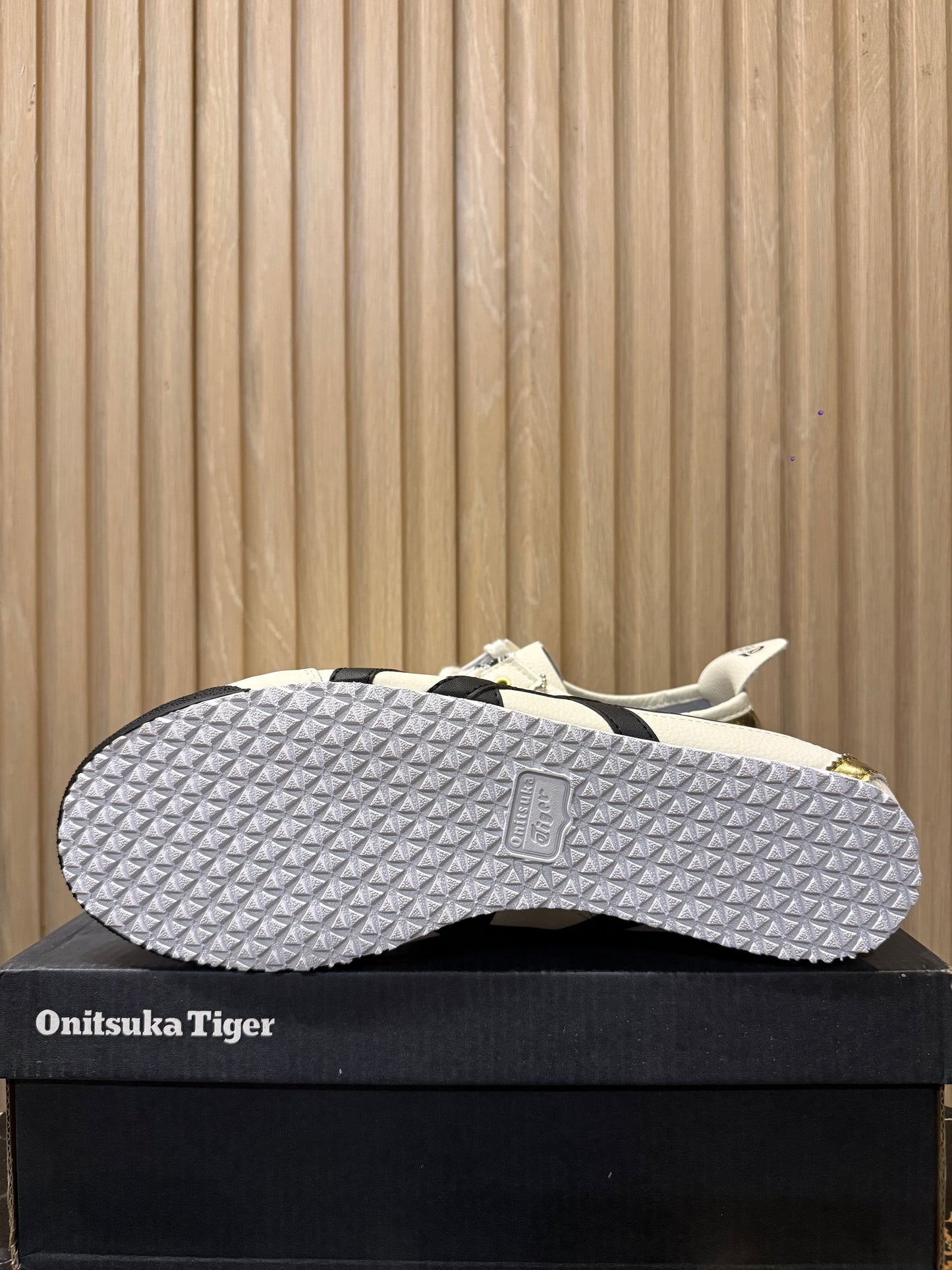 ONITSUKA TIGER