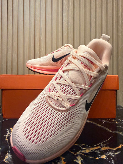 NIKE Vomero 18