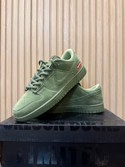 NIKE Supreme Dunks