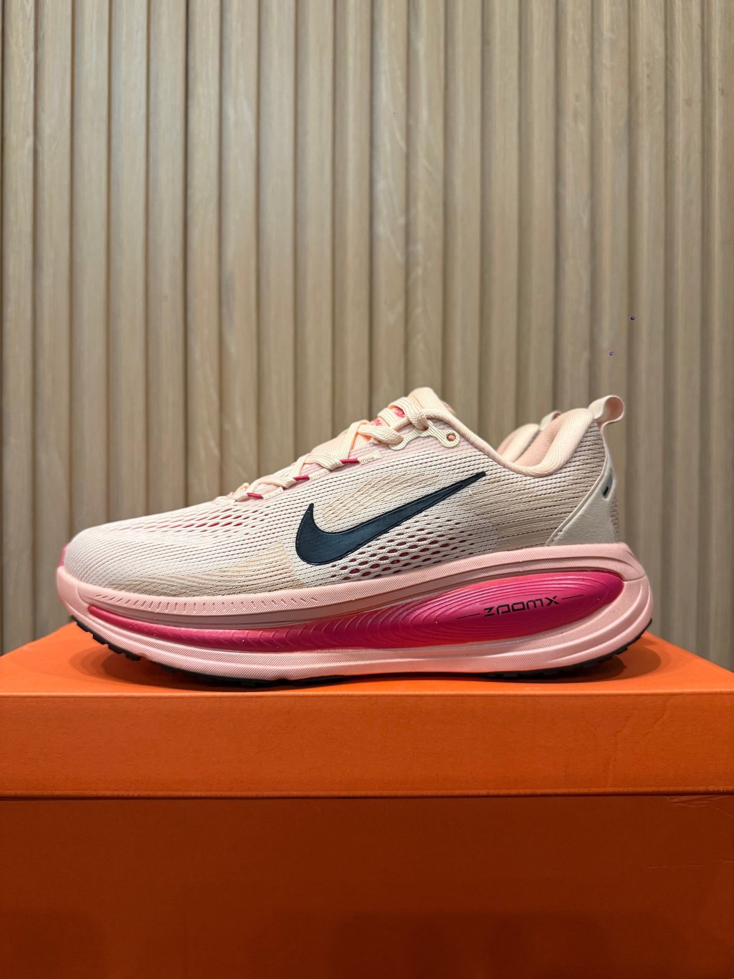 NIKE Vomero 18
