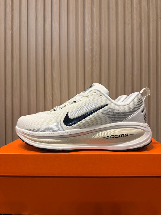 NIKE VOMERO 18