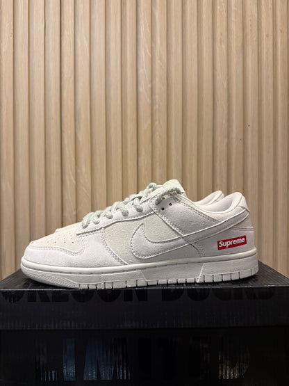 NIKE Supreme Dunks