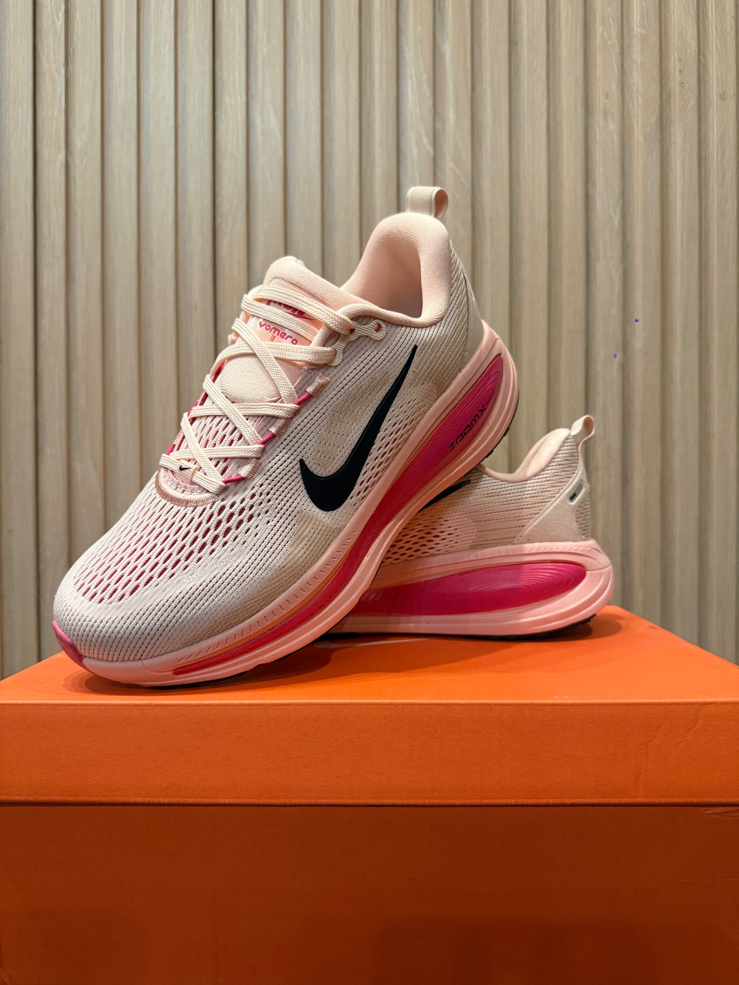 NIKE Vomero 18