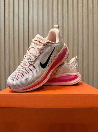 NIKE Vomero 18