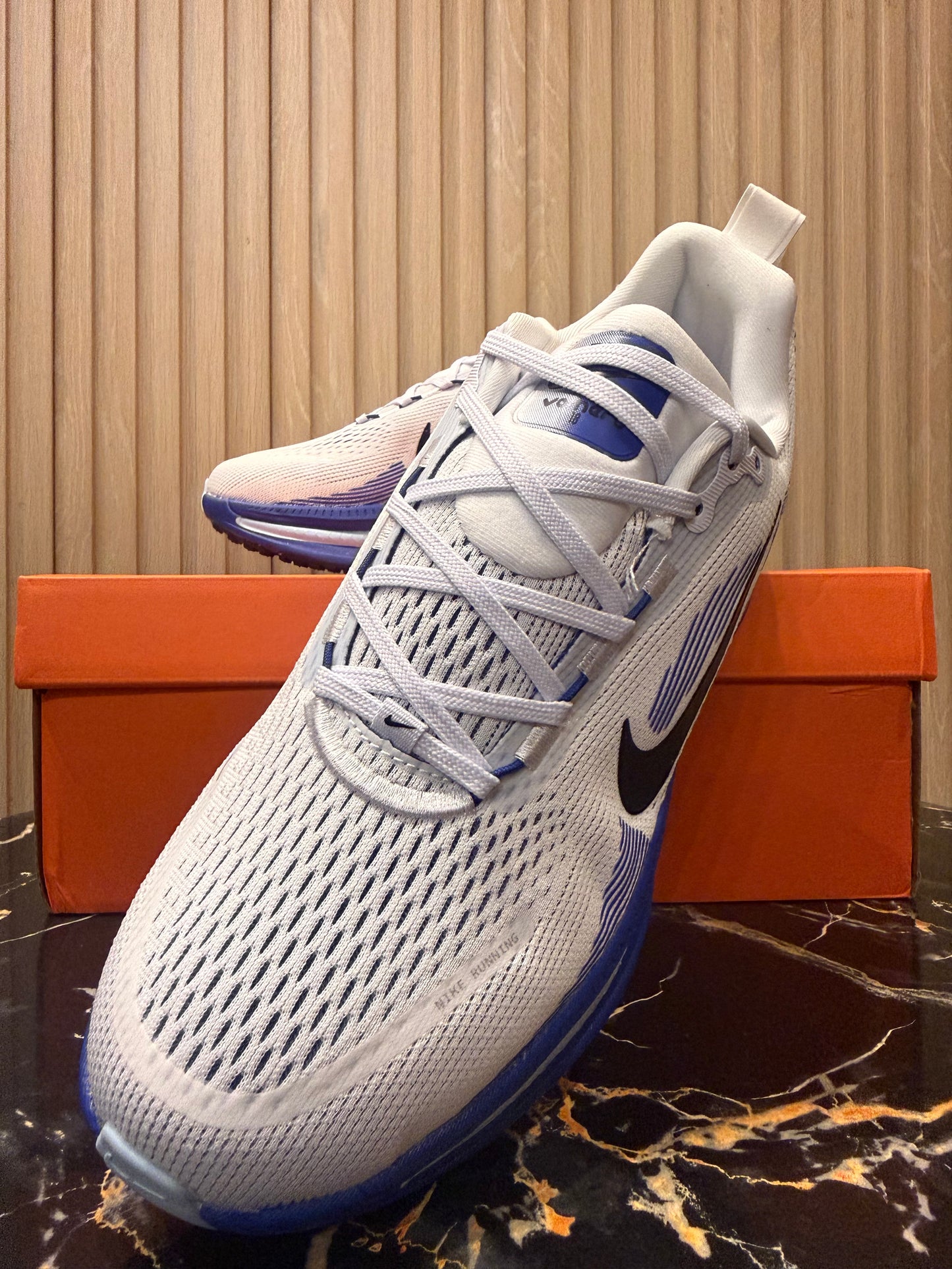 NIKE Vomero 18