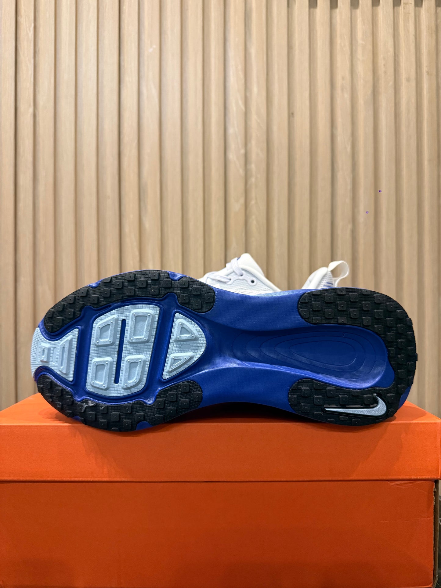 NIKE Vomero 18