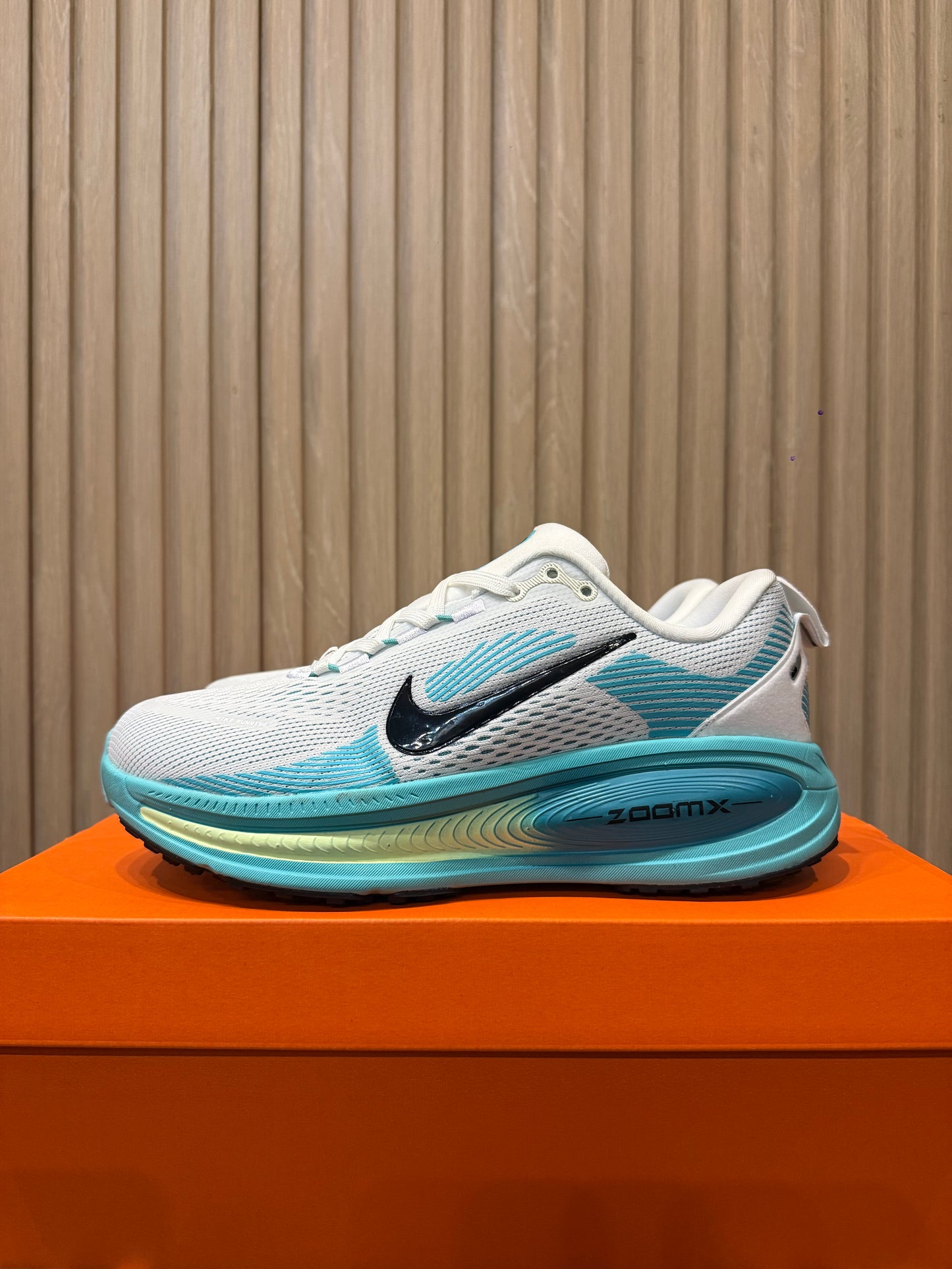 NIKE VOMERO 18