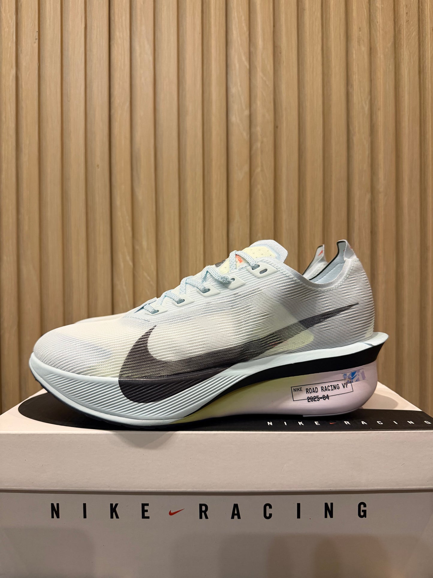 NIKE Vaporfly 4