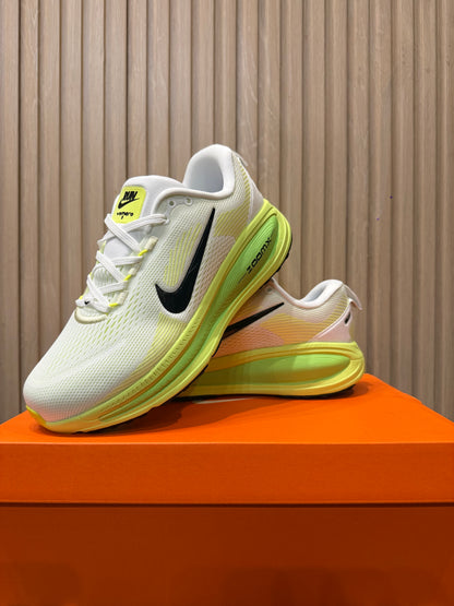 NIKE VOMERO 18