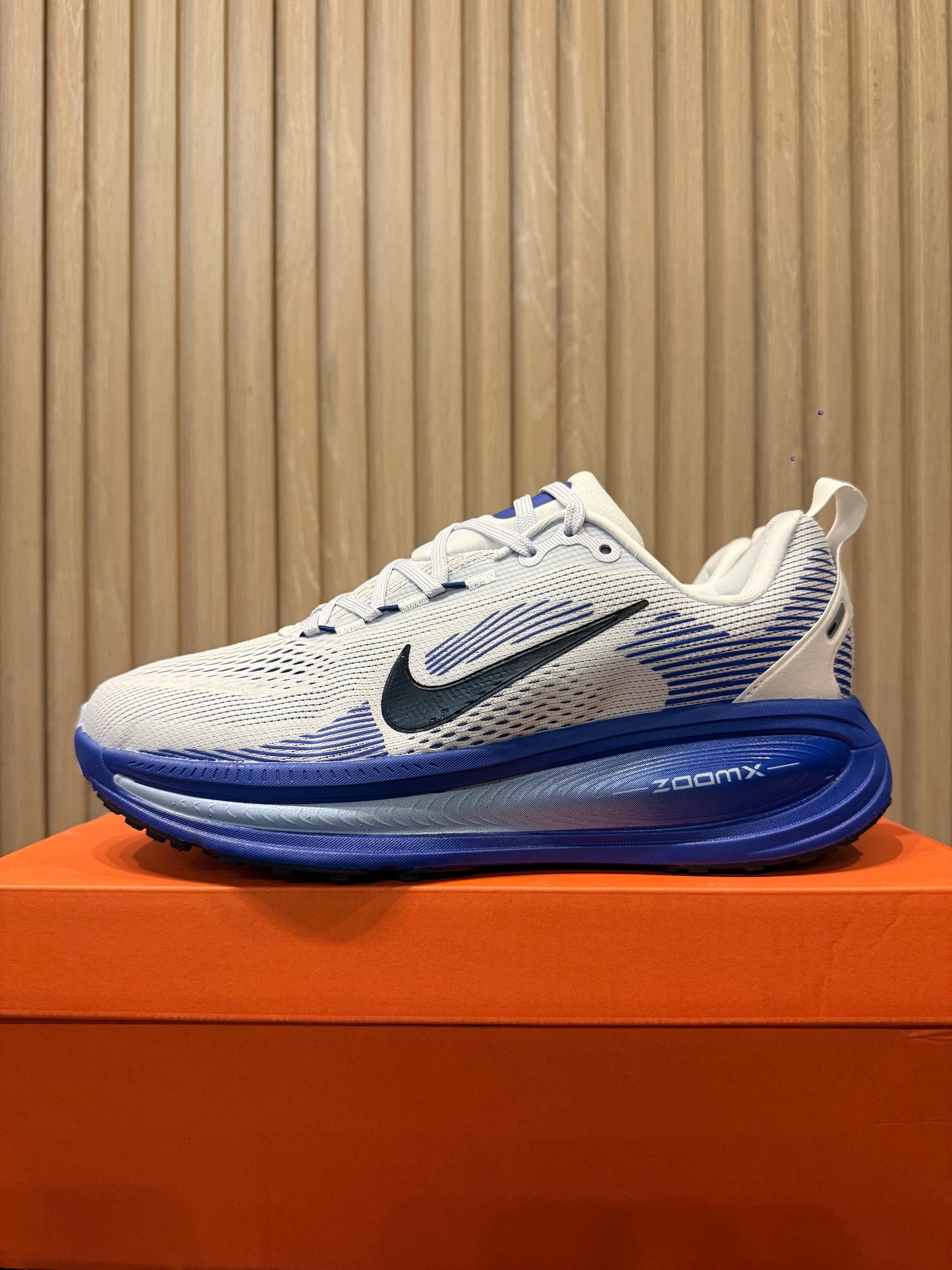 NIKE Vomero 18