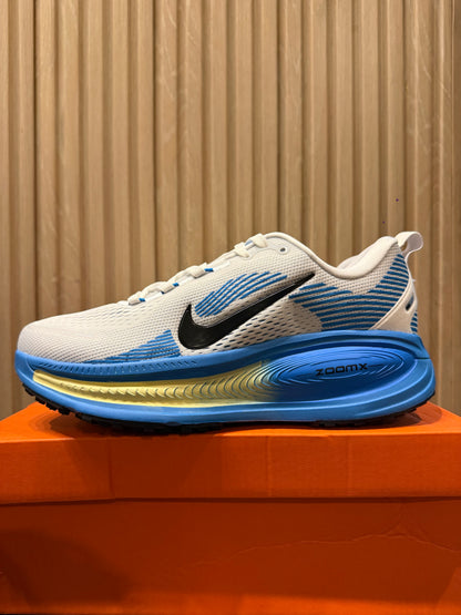 NIKE Vomero 18