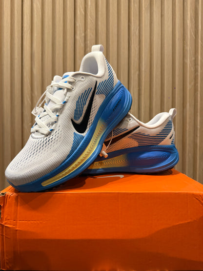 NIKE Vomero 18