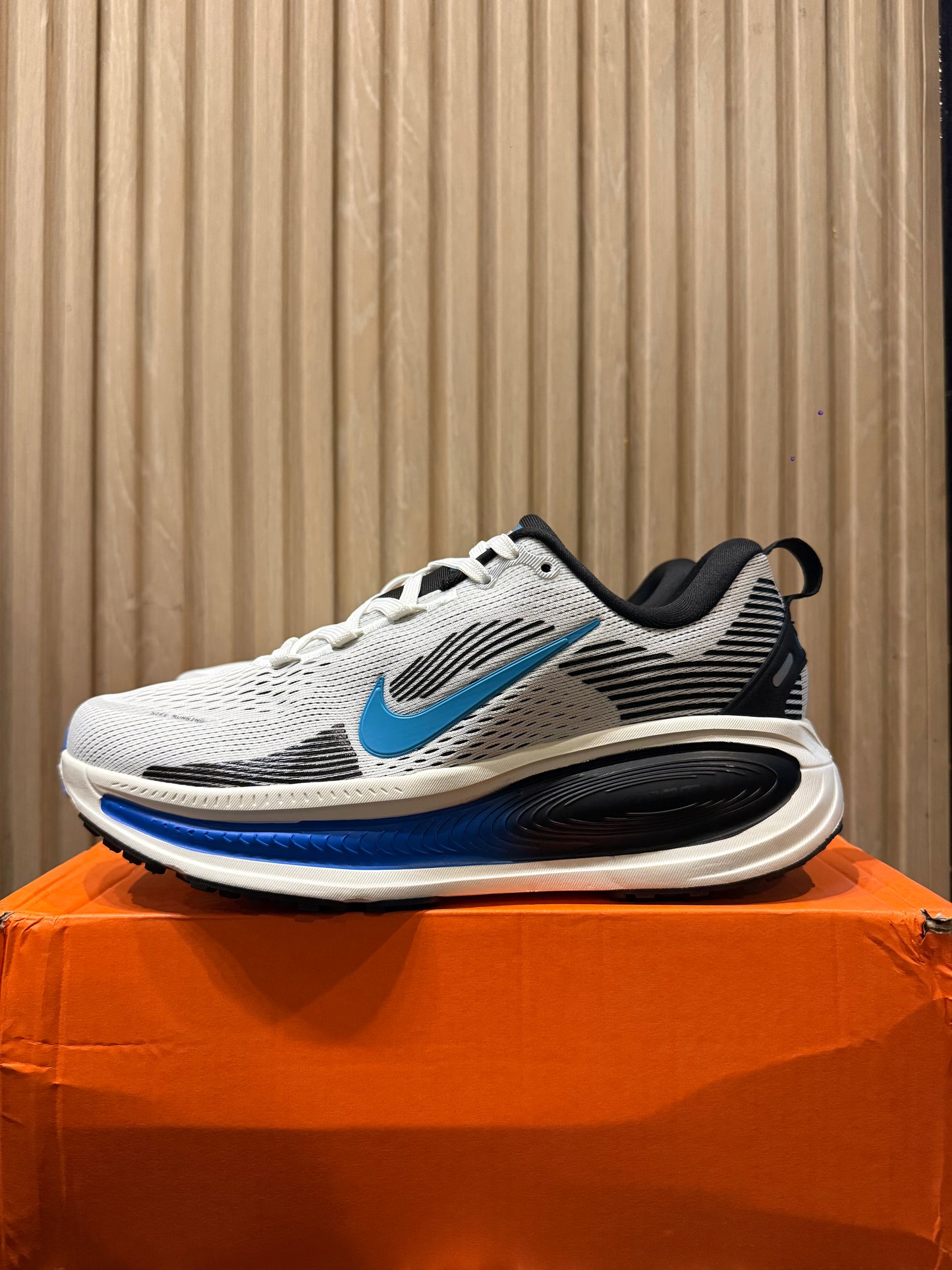 NIKE Vomero 18 (Limited Edition)