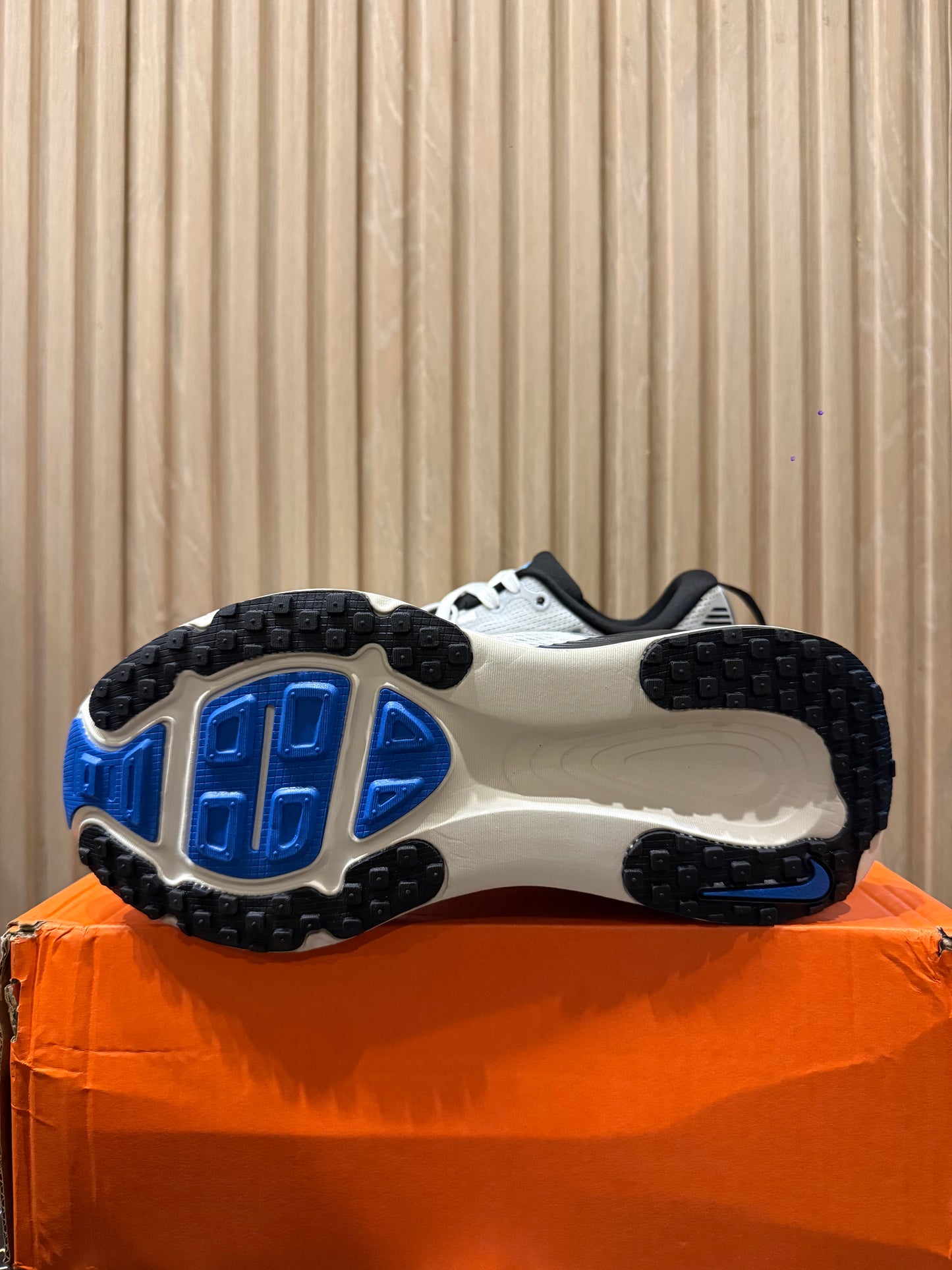 NIKE Vomero 18 (Limited Edition)