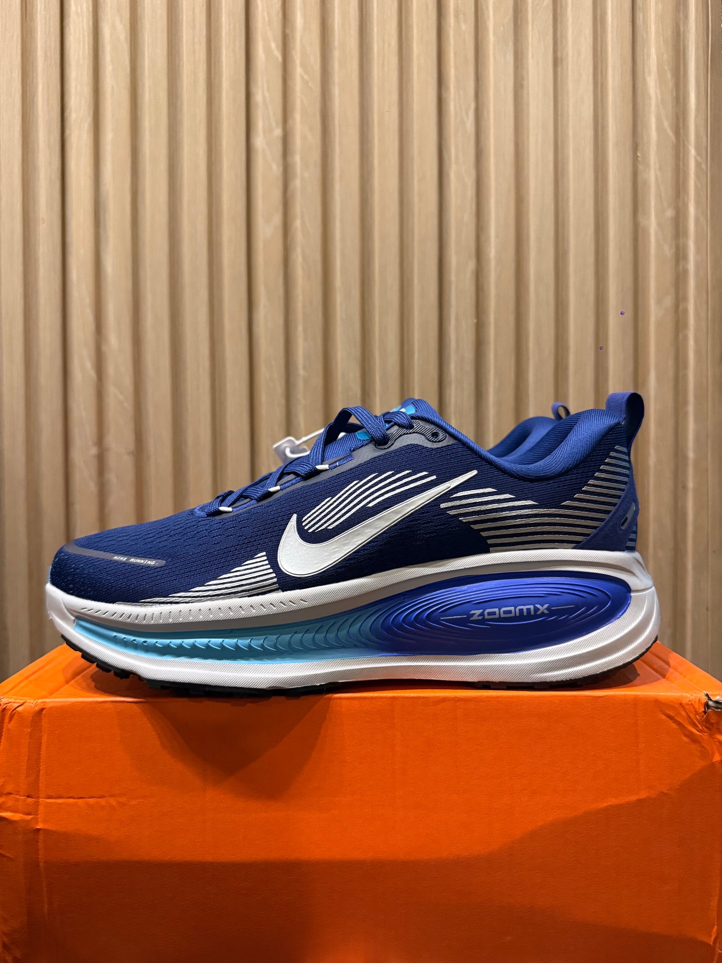 NIKE Vomero 18 (Limited Edition)
