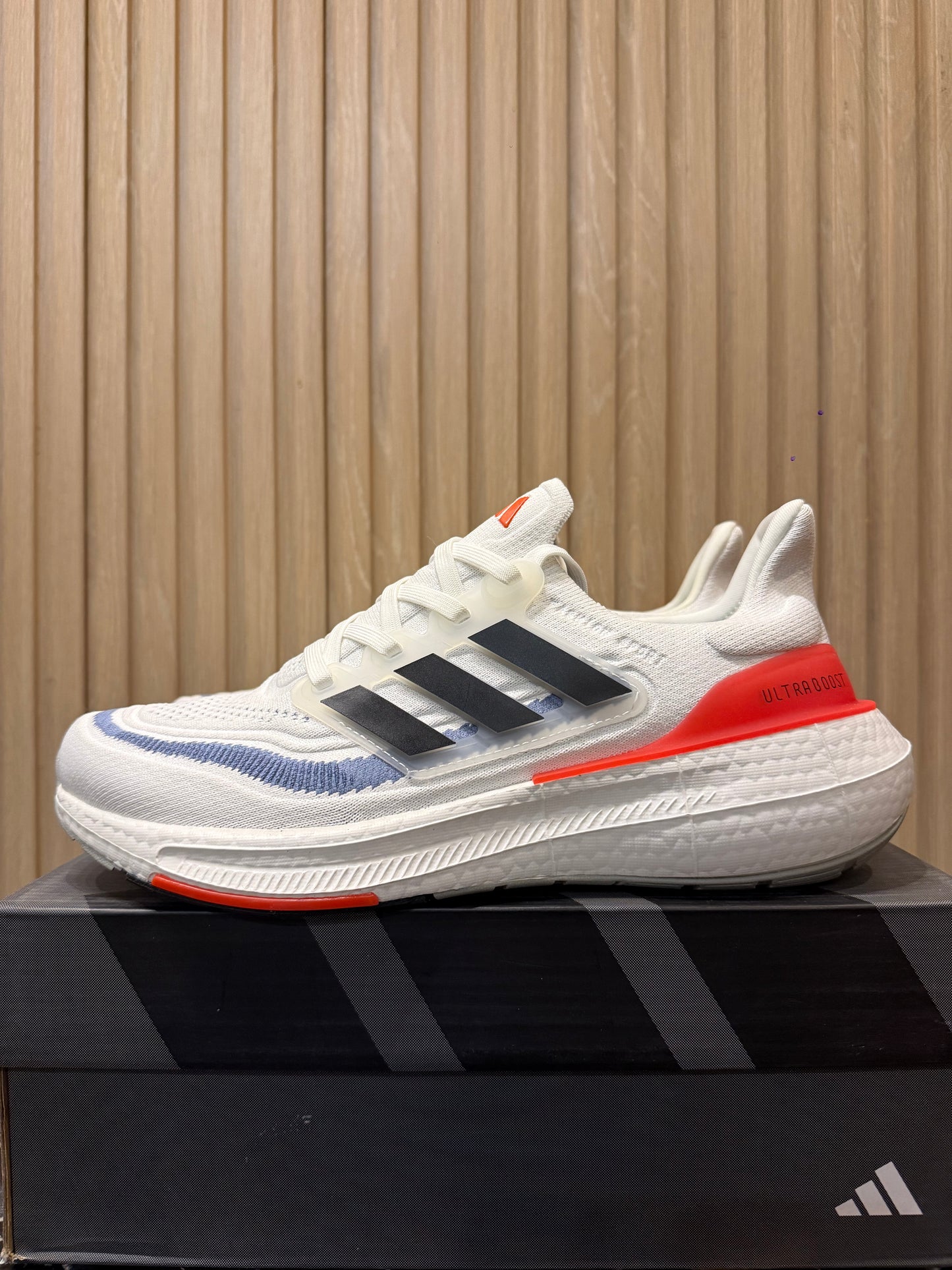 Adidas ULTRABOOST LIGHT